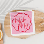 Vågigt Ram Red and Rosa Bachelorette Favor Pappersservett<br><div class="desc">Detta är en modig, modern bachelorette napkin med ett vackert kalligrafteckensnitt och nyanser av rosa och rött. Alla färg kan redigeras. // Om du vill matcha designen söker du efter "DELILAH" i Sincerely By Nicole Zazzle store. * Om du tycker om den här designen men inte ser den tillgänglig för...</div>