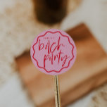 Vågigt Ram Red and Rosa Bachelorette Favor Runt Klistermärke<br><div class="desc">Det här är ett djärvt, modernt klistermärke för bachelorette med ett vackert kalligrafteckensnitt och nyanser för rosa och rött. Alla färg kan redigeras. // Om du vill matcha designen söker du efter "DELILAH" i Sincerely By Nicole Zazzle store. * Om du tycker om den här designen men inte ser den...</div>