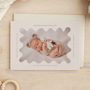 Vågigt snabbt Beige Ram Birth Anouncement Photo Meddelande