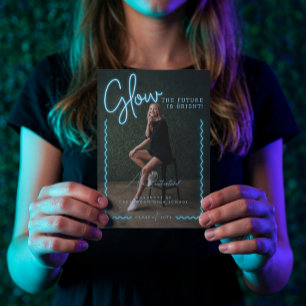 Vågigt Student-foto med det moderna ljusglådskript Meddelande