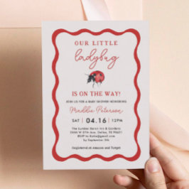 Vågigt vår lilla lilla flicka i Ladybug Baby Showe Inbjudningar