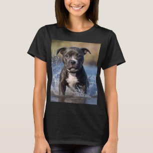 "Vågjakten: En Staffy-valp på lek i havet" T Shirt