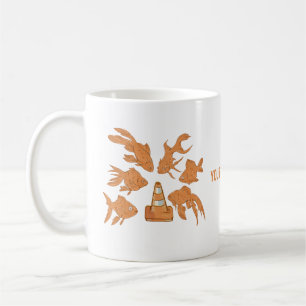 Vägkoner och orange guldfisk kaffemugg