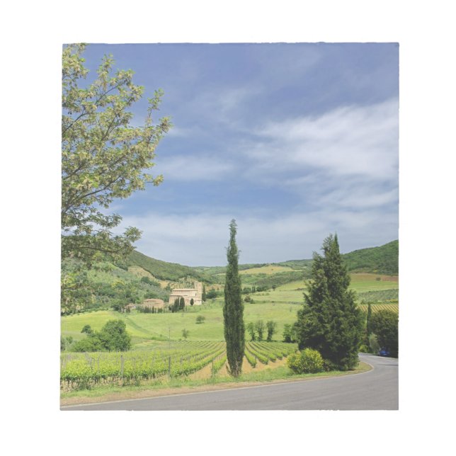 Vägkurva mellan cypress träd i land i anteckningsblock (Framsida)