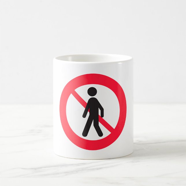 Vägnamnsskylt för inga fotgängare kaffemugg (Skapare uppladdad)