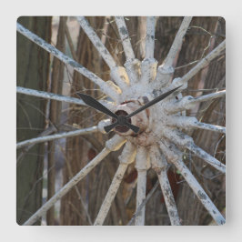 Vagnen rullar väggen tar tid på fyrkantig klocka