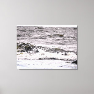 Vågor kraschar mot en klippig strand canvastryck
