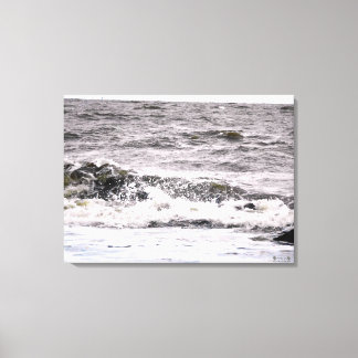 Vågor kraschar mot en klippig strand canvastryck