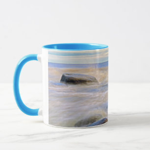 Vågor kraschar mot strandnära klippor mugg