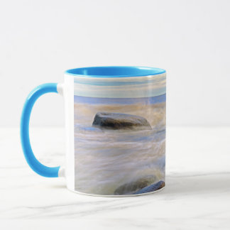 Vågor kraschar mot strandnära klippor mugg