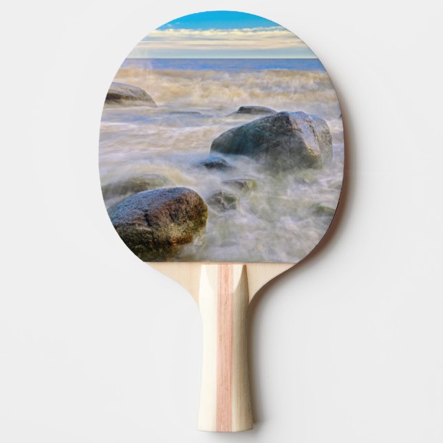 Vågor kraschar mot strandnära klippor pingisracket (Framsidan)