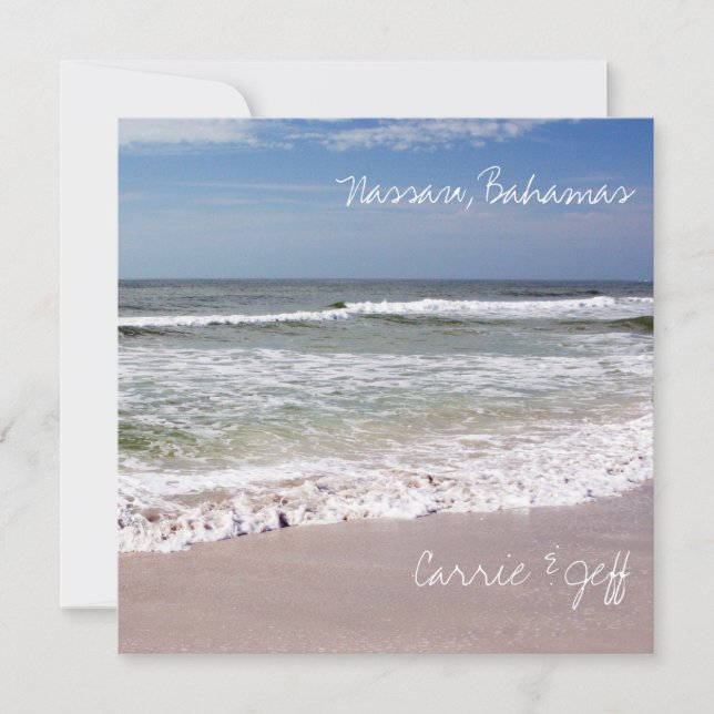 Vågor kraschar på den sandiga stranden inbjudningar (Framsida)