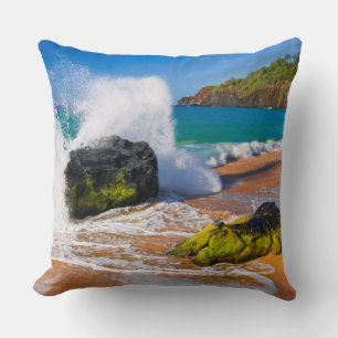 Vågor kraschar på stranden, Hawaii Kudde