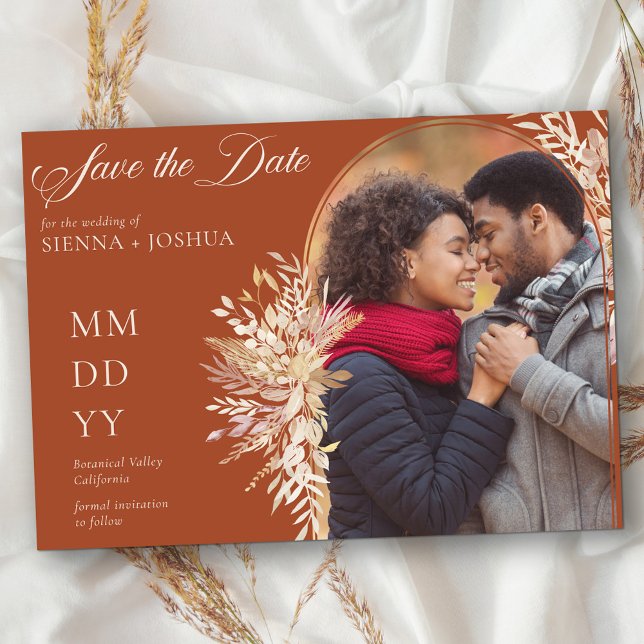 Vågrät Arch Photo Botanical Foliage Terracotta Spara Datumet (Modern wedding arch photo framed with neutral fall leaves on burnt orange save the date)