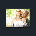 Vågrät Newlyweds Bröllop Photo Kärlek skript Canvastryck<br><div class="desc">Gratulera till kärlek och glädjen i din speciella dag med vårt Vågrät Newlyweds Bröllop Photo Kärlek Script Kanvastryck. Med den här anpassningsbarna kan du odödliggöra ditt favoritfoto av bröllop och värna om minnena för alltid. Eleganten och trendiget som används för ord "Kärlek" tillför arbetsytan en aning sofistikerad, vilket symboliserar det...</div>