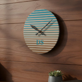 Vågrät Rand Brown och Blue Monogram Rund Klocka