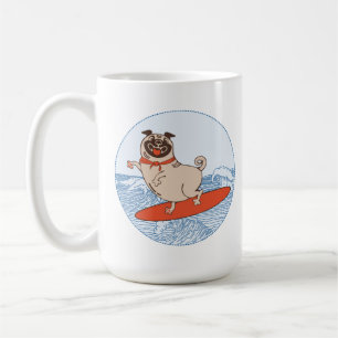 Vågtävling i lycklig pug hund på surfboard kaffe m kaffemugg