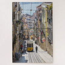 Vägvy över Lissabon med spårvagn