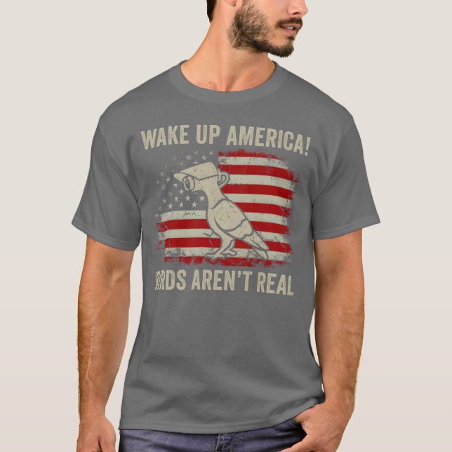 Vakna Amerikanska fåglar är inte riktigt roligt. T Shirt (Framsida)