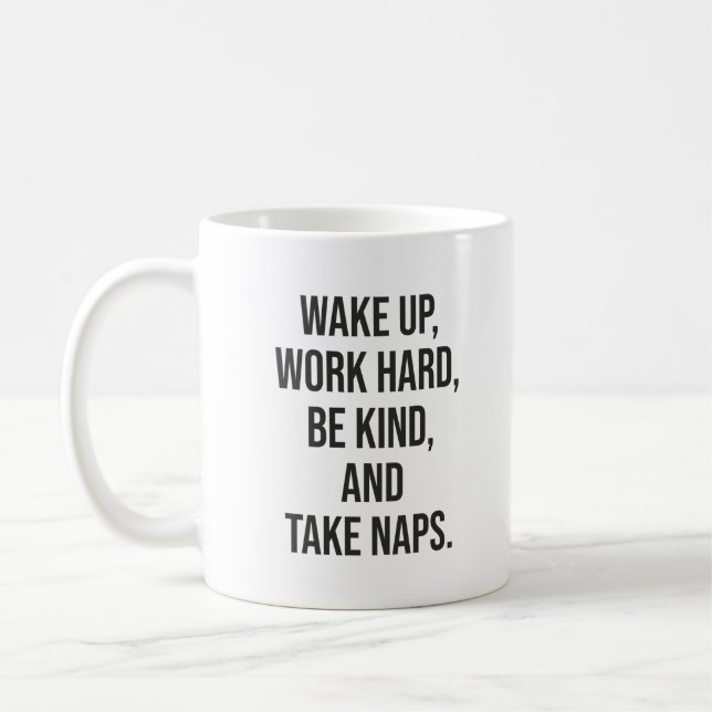 Vakna, arbeta hårt, var vänlig och ta Naps - lusti Kaffemugg (Vänster)