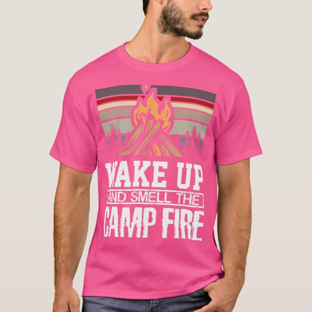 Vakna upp och dra upp Campfire Retro Sunset Campin T Shirt (Framsida)
