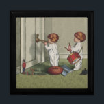 Vakna upp sin vackra julbild smyckeskrin<br><div class="desc">Vintage Vakna Det är jul - en söt, gammaldags illustration jul för barn! Detta baseras på ett gammaldags vykort från 1918. Söt lilla småbarn uppe på gryningens spricka och meddela Mamma och Pappa att julen är här! Barn står utanför mamma och pappor sovdörr. En småbarn blåser på hornet. Den andra...</div>