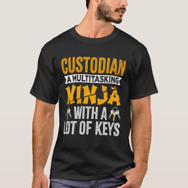 Vaktmästare en multitasking-ninja - Rolig vaktmäst T Shirt (Framsida)
