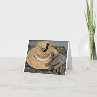 Väl använd trädgårdshatt och handskar kort