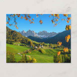 Val di Funes valley med höst löv-vykort Vykort