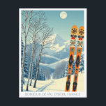 Val d'Isere Frankrike ski retro Postcard Vykort<br><div class="desc">Bonjour från snöbergen i Val d'Isère,  Frankrike,  i Europa! Vi hoppas att du har en underbar skidsemester. Detta vykort har ett fantastiskt blått grått-bergslandskap med retro-skidbrädor i ett orange-stam mönster. Alla textfraser kan anpassas till kostym!</div>