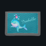 Val för havet för ungeaquakrickan tillfogar det<br><div class="desc">Den gulliga nyckfulla för barn för valkonstplånbok skräddarsy med ditt egna primat av namn. Detta exempel läser Isabella. Gullig liten plånbok- eller handväskaför barn som älskar val havet och havsvarelserna. En underbar gåvaidéför barn som lärer att simma eller för att ta pengar för att gå simma. Unikt målat och designat...</div>