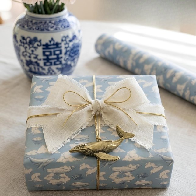 Valar i molnen I | Vintage Blå Toile Presentpapper (Styled Adult Gift)