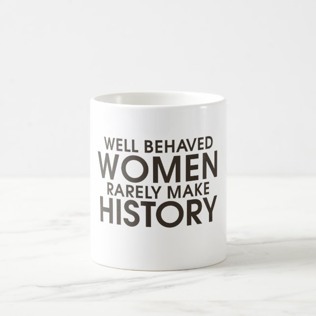 Välbetänkta kvinnor gör sällan historia kaffemugg (Center)