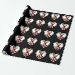 Valentin fransk bulldogghund som slår in papper presentpapper