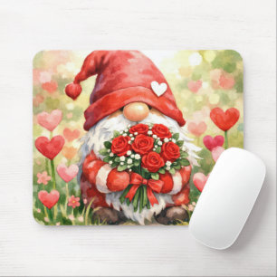 Valentine Gnome med röda rosor i en trädgård Musmatta