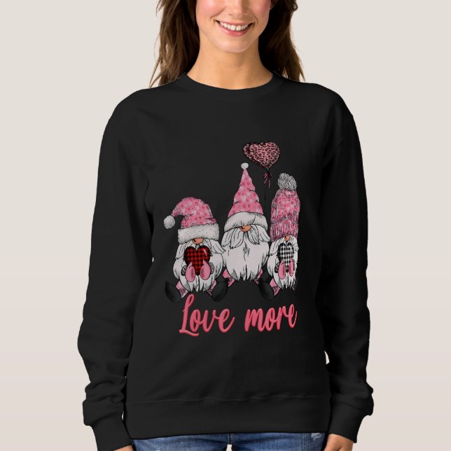 Valentine Gnomes Cute Loves More Heart Buffalo Red T Shirt (Framsida)