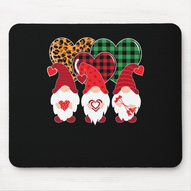 Valentine Gnomes Holding Heart Leopard Lycklig Val Musmatta (Framsidan)