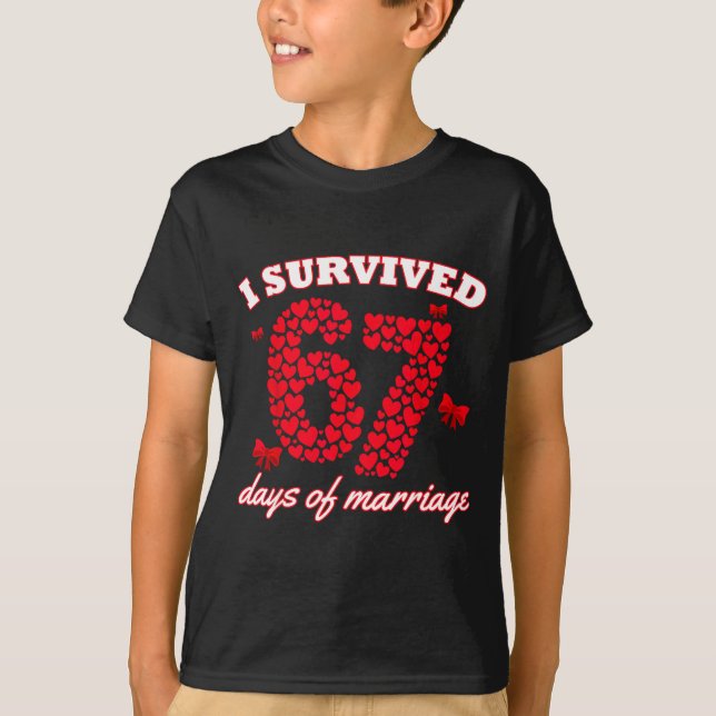 Valentine’s Day I Survived 67 Days Of Dating Funny T Shirt (Framsida)