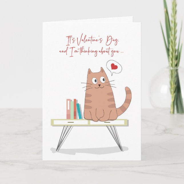 Valentine Whimsical Cat på Bord tänker på dig Kort (Framsida)
