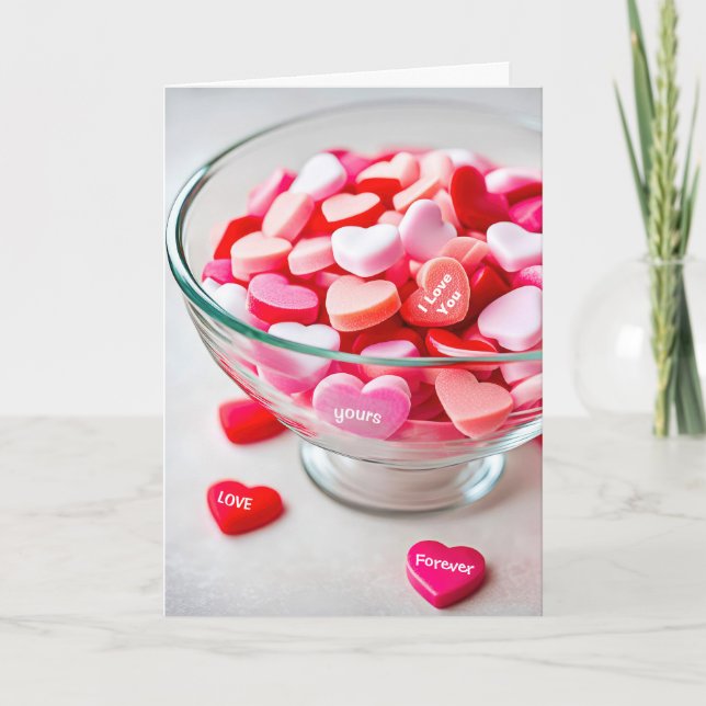 Valentinehjärtans godis i skål helgkort (Framsida)