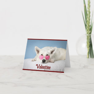 Valentinekort med hund i hjärtformade glasögon helgkort