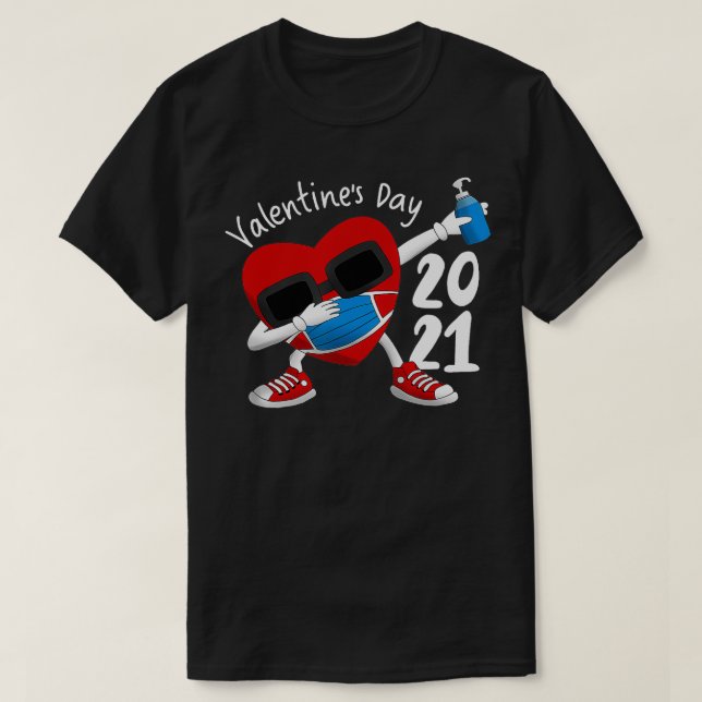 Valentines day 2021 dabbing Heart with mask and sa T Shirt (Design framsida)