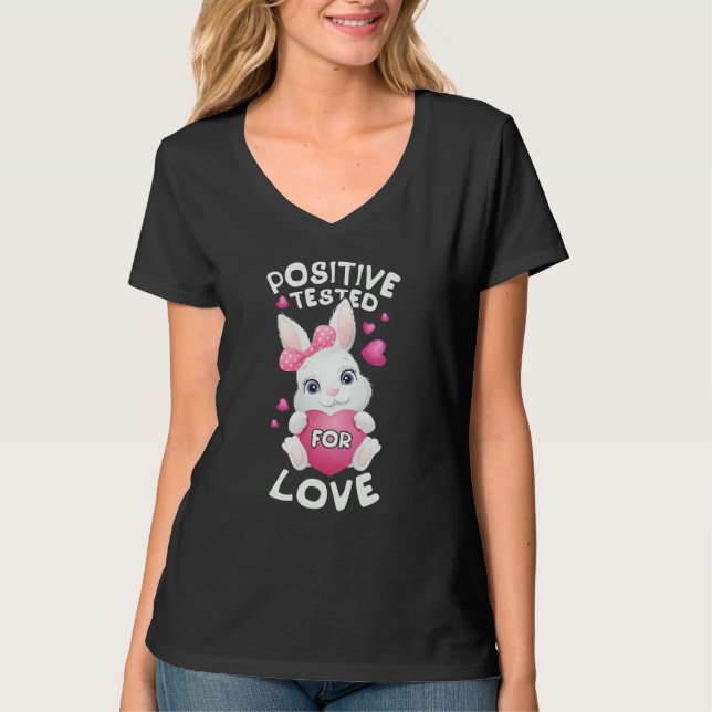 Valentine's day bunny with pink heart for her t shirt (Framsida)