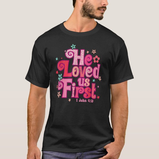 Valentines Day He Loved Us First Bible 1 John 419  T Shirt (Framsida)