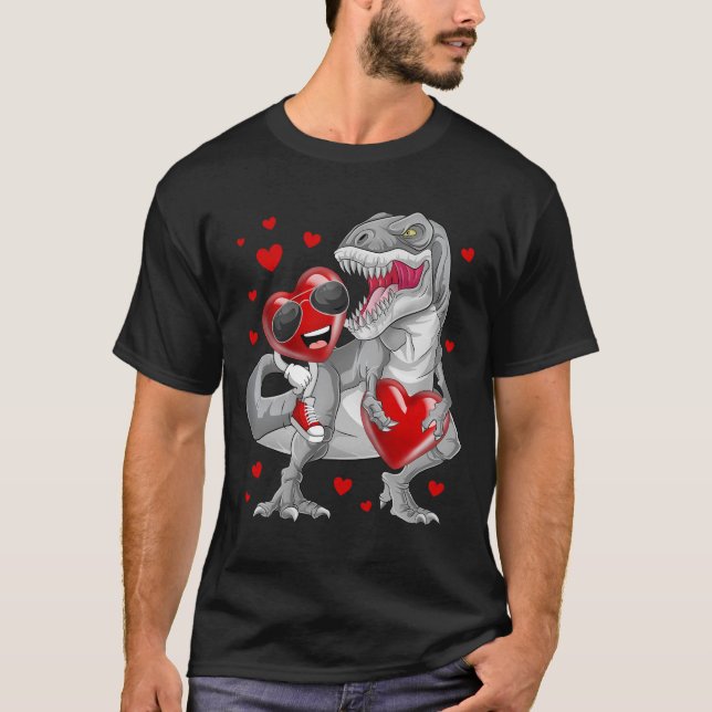 Valentines day Heart Riding Dinosaur T Rex Funny Shirt (Framsida)