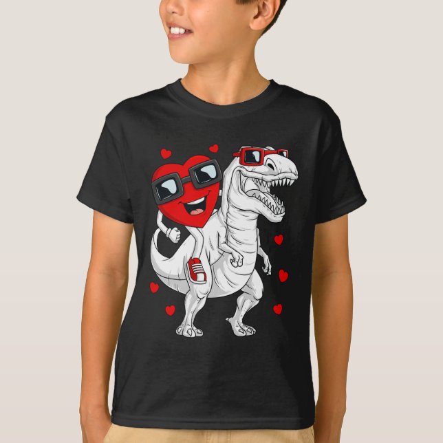 Valentines day Heart Riding Dinosaur T Rex Roligt  T Shirt (Framsida)