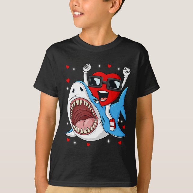 Valentines day Heart Riding Shark Roligt Småbarn B T Shirt (Framsida)