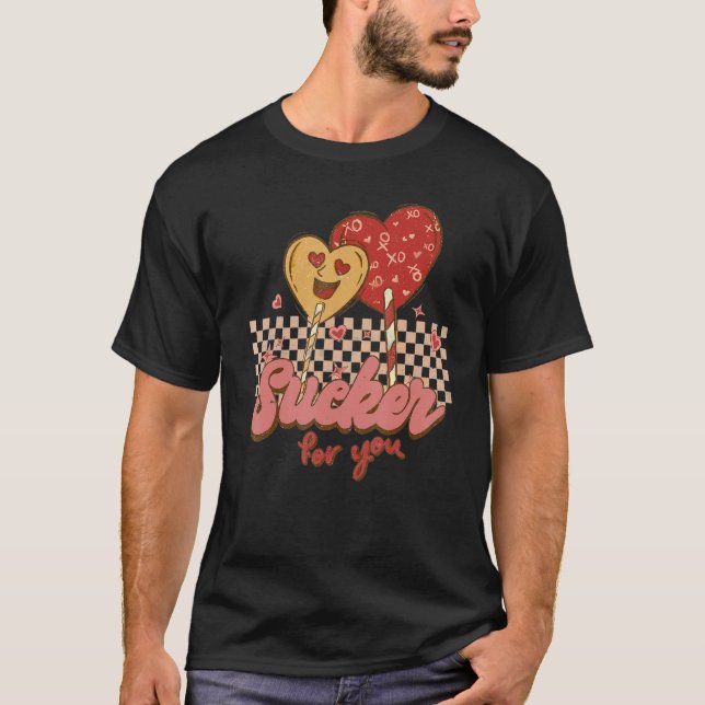 Valentine's Day Im a Sucker For You Heart Lollipop T Shirt (Framsida)