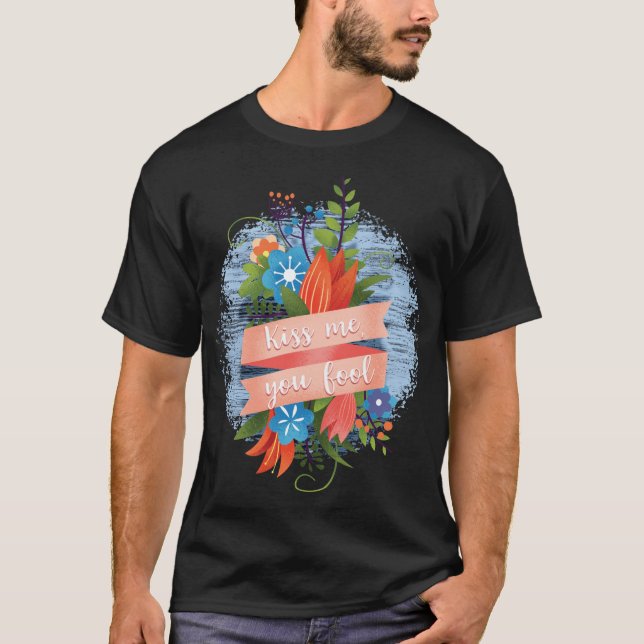 Valentine's Day Kiss me T Shirt (Framsida)