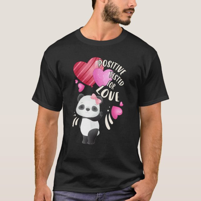 Valentine's day panda bear with hearts t shirt (Framsida)